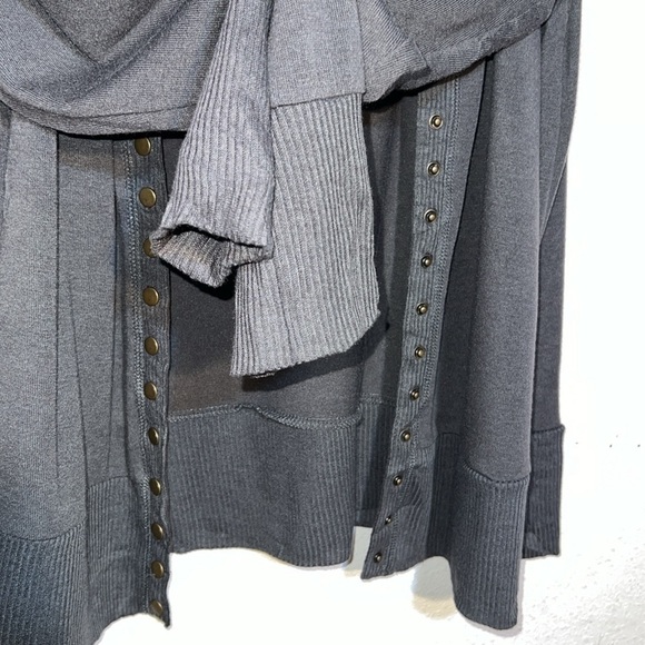 Zenana Outfitters Woman s Charcoal Snap Button Sweater Grunge Goth Size 3X - Picture 7 of 14